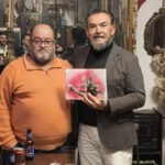 La Tertulia "La Parihuela" entrega la libreta al presentador del pregón de Semana Santa