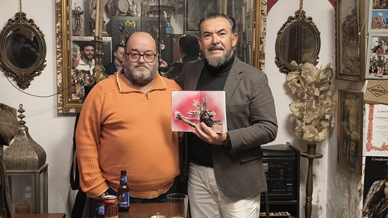 La Tertulia "La Parihuela" entrega la libreta al presentador del pregón de Semana Santa