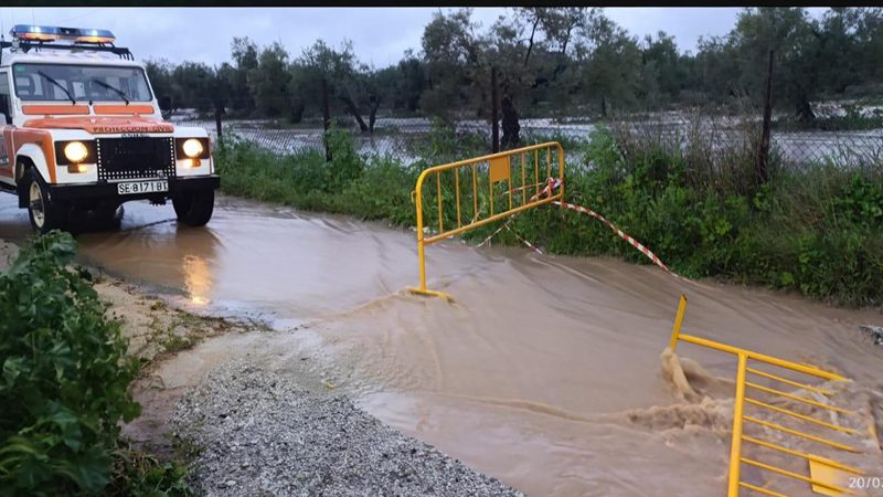 Las lluvias en Utrera de 52 l/m² causan cortes viales y 12 evacuados de sus vehículos