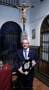 Telmo Sánchez recibe las pastas para el pregón de la Semana Santa 2025