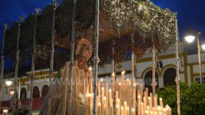 Multitudinaria salida de los Aceituneros en el ecuador de la Semana Santa de Utrera