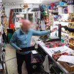 Atraco a mano armada en Los Palacios: el dueño de una tienda enfrenta al delincuente tras el robo