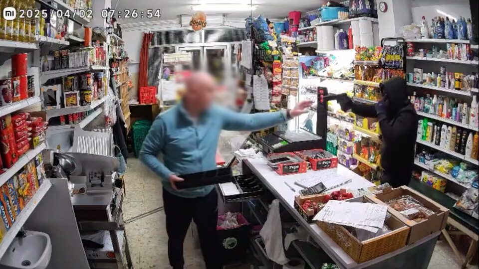 Atraco a mano armada en Los Palacios: el dueño de una tienda enfrenta al delincuente tras el robo