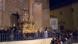 Utrera vive un Jueves Santo intenso con las salidas de la Trinidad, el Redentor Cautivo y los Gitanos