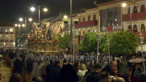 La lluvia obliga a la Vera-Cruz a recogerse y retrasa a Los Milagros en el Viernes Santo