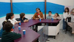 Los alumnos de 2º del CEIP Álvarez Quintero descubren el mundo de la televisión en UVITEL TV