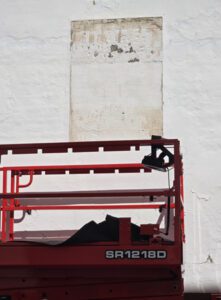 Retirado el mural cerámico de la Patrona de Utrera de San Francisco por riesgo de caída