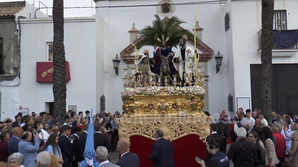 Utrera celebra un Domingo de Ramos completo con sus tres hermandades en la calle