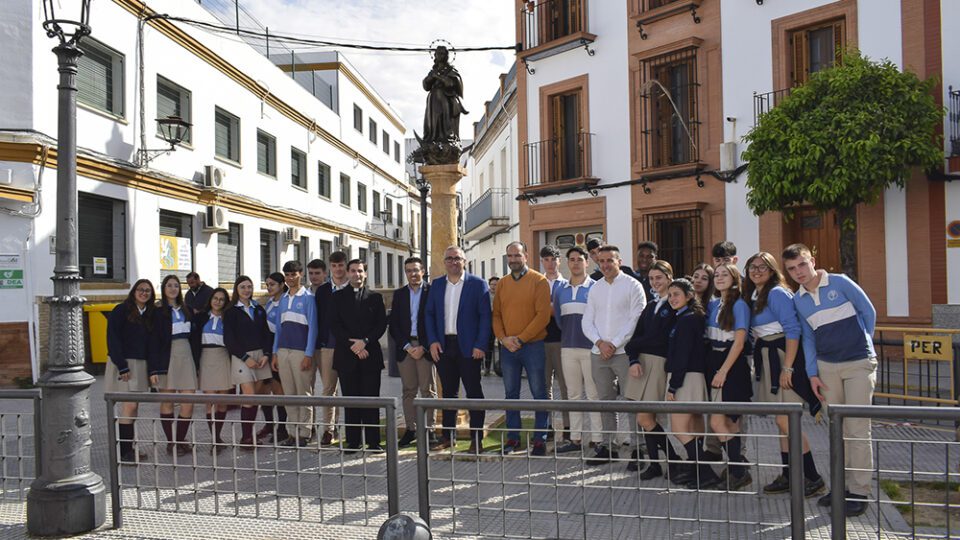 La Virgen de la Inmaculada vuelve a su lugar en Los Palacios tras su restauración