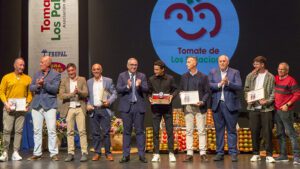 Jesús Navas recibe el Tomate de Plata 2025 en Los Palacios y Villafranca