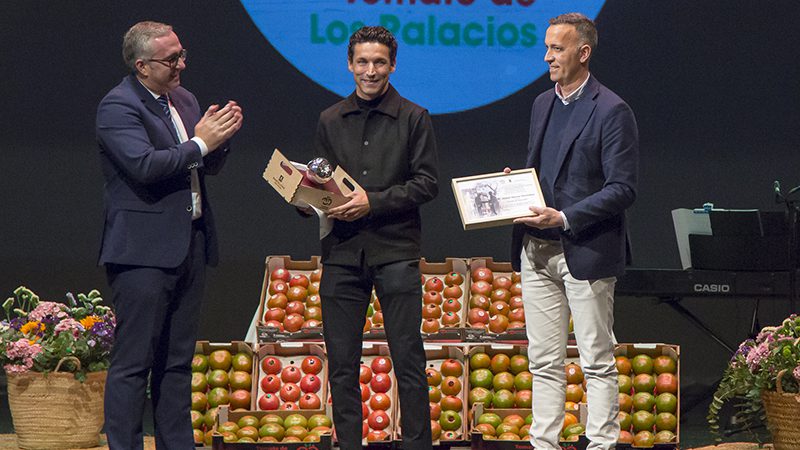 Jesús Navas recibe el Tomate de Plata 2025 en Los Palacios y Villafranca