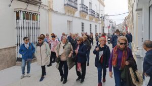 El Coronil refuerza su apuesta por el turismo con la visita de vecinos de Espartinas