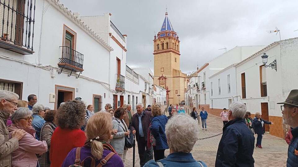El Coronil refuerza su apuesta por el turismo con la visita de vecinos de Espartinas