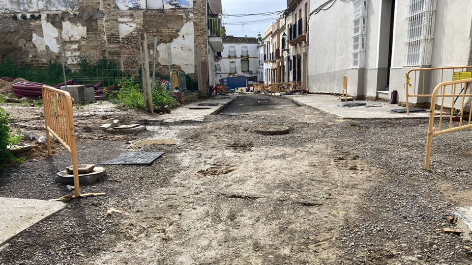 PSOE Utrera denuncia un sobrecoste de 300.000 euros en la obra de la calle San Fernando