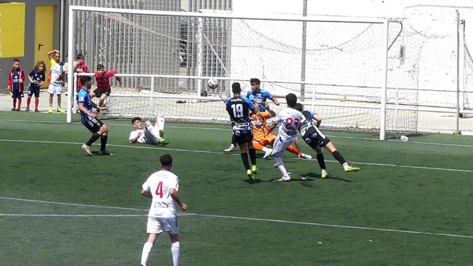 El C.D. Utrera vence y convence con una remontada ante el Atlético Espeleño (3-1)