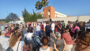 Concentración en Los Palacios para exigir la ampliación de los institutos