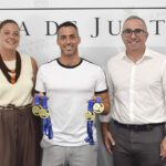 El Ayuntamiento de Los Palacios reconoce al nadador Antonio Pedro por sus éxitos deportivos