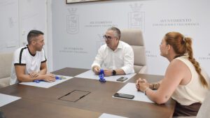 El Ayuntamiento de Los Palacios reconoce al nadador Antonio Pedro por sus éxitos deportivos