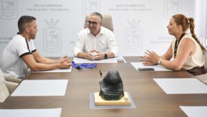 El Ayuntamiento de Los Palacios reconoce al nadador Antonio Pedro por sus éxitos deportivos