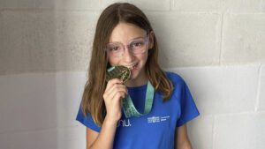 La joven nadadora utrerana Edurne Ortiz se proclama triple campeona de Andalucía Benjamín