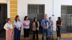 La delegada territorial Maria Luisa Cava visita las escuelas de verano junto al gobierno municipal