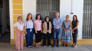 La delegada territorial Maria Luisa Cava visita las escuelas de verano junto al gobierno municipal