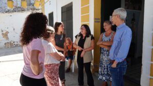 La delegada territorial Maria Luisa Cava visita las escuelas de verano junto al gobierno municipal