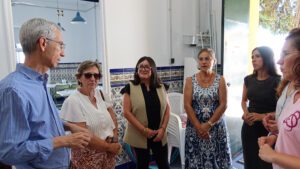 La delegada territorial Maria Luisa Cava visita las escuelas de verano junto al gobierno municipal