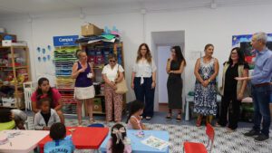 La delegada territorial Maria Luisa Cava visita las escuelas de verano junto al gobierno municipal