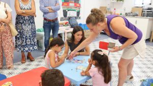 La delegada territorial Maria Luisa Cava visita las escuelas de verano junto al gobierno municipal
