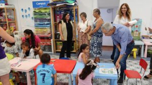 La delegada territorial Maria Luisa Cava visita las escuelas de verano junto al gobierno municipal