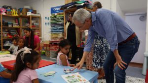 La delegada territorial Maria Luisa Cava visita las escuelas de verano junto al gobierno municipal