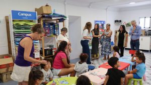 La delegada territorial Maria Luisa Cava visita las escuelas de verano junto al gobierno municipal