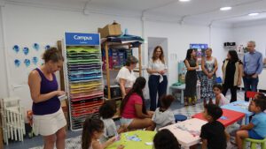 La delegada territorial Maria Luisa Cava visita las escuelas de verano junto al gobierno municipal