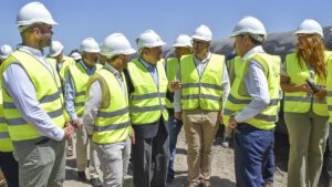 El alcalde de Los Palacios visita las obras de modernización de regadíos en Las Marismas del Guadalquivir