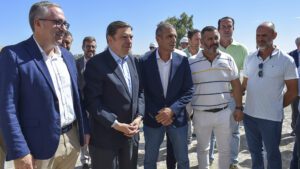 El alcalde de Los Palacios visita las obras de modernización de regadíos en Las Marismas del Guadalquivir