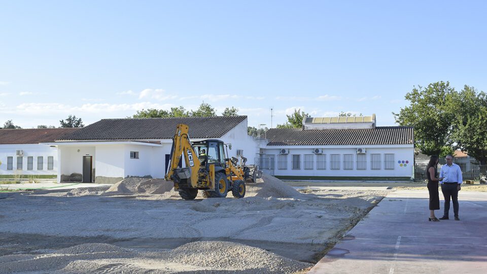 El CEIP Maribánez de Los Palacios comienza a construir su nueva pista deportiva