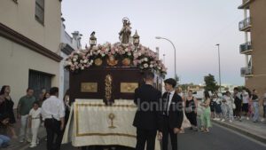La Virgen del Carmen realiza su salida procesional anual por las calles de la barriada