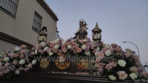 La Virgen del Carmen realiza su salida procesional anual por las calles de la barriada