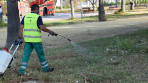 Los Palacios continúan con los tratamientos contra el Virus del Nilo en zonas verdes y ajardinadas