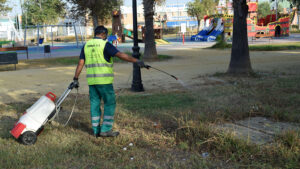 Los Palacios continúan con los tratamientos contra el Virus del Nilo en zonas verdes y ajardinadas