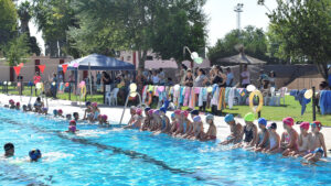 Las piscinas municipales de Los Palacios finalizan sus cursos de natación de julio con 600 inscritos
