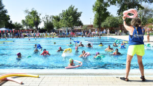 Las piscinas municipales de Los Palacios finalizan sus cursos de natación de julio con 600 inscritos