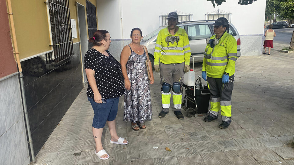 La delegada de Sanidad se reúne con la fábrica de piensos para desratizar La Fontanilla