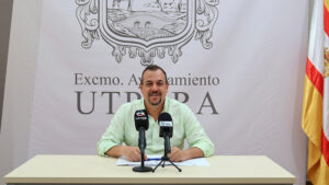 El Ayuntamiento de Utrera pone en marcha una campaña para la retirada de hierba en acerados