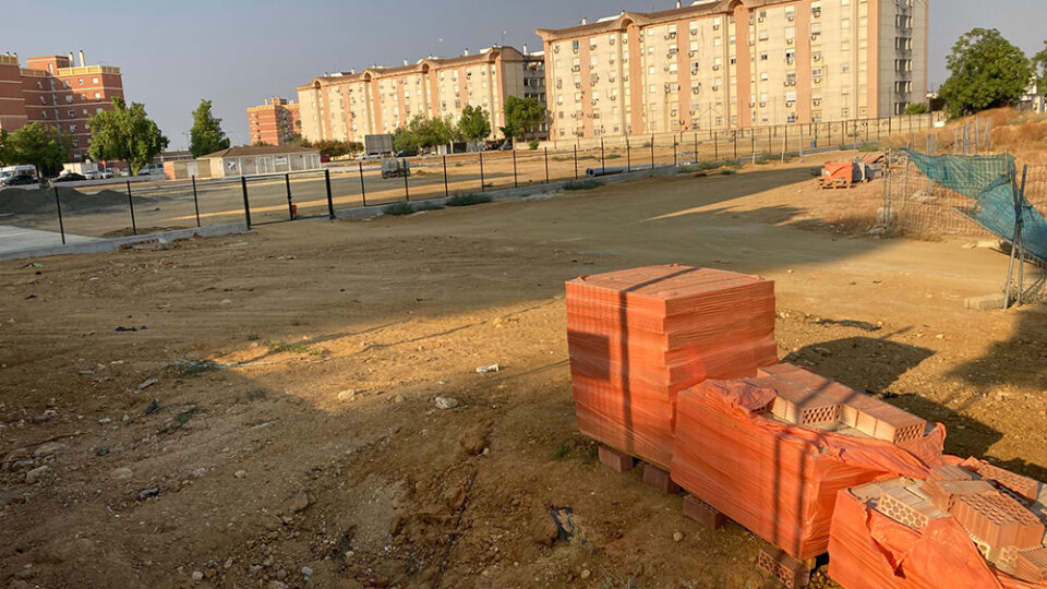 El PSOE de Utrera critica la paralización de las obras en el campo de fútbol de Campoverde
