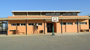 El Ayuntamiento de Los Palacios comienza con los trabajos de limpieza y mantenimiento de los centros escolares