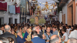Las calles de Los Palacios se llenan ante la salida procesional de la Virgen de las Nieves
