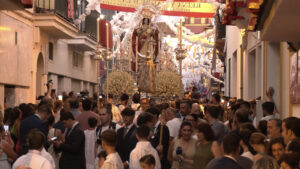 Las calles de Los Palacios se llenan ante la salida procesional de la Virgen de las Nieves