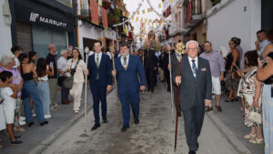 Las calles de Los Palacios se llenan ante la salida procesional de la Virgen de las Nieves